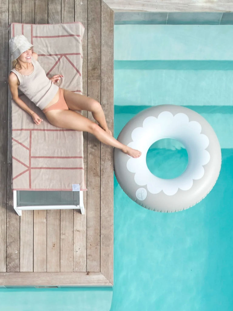 Scallop Oversized Pool Tube | Clay